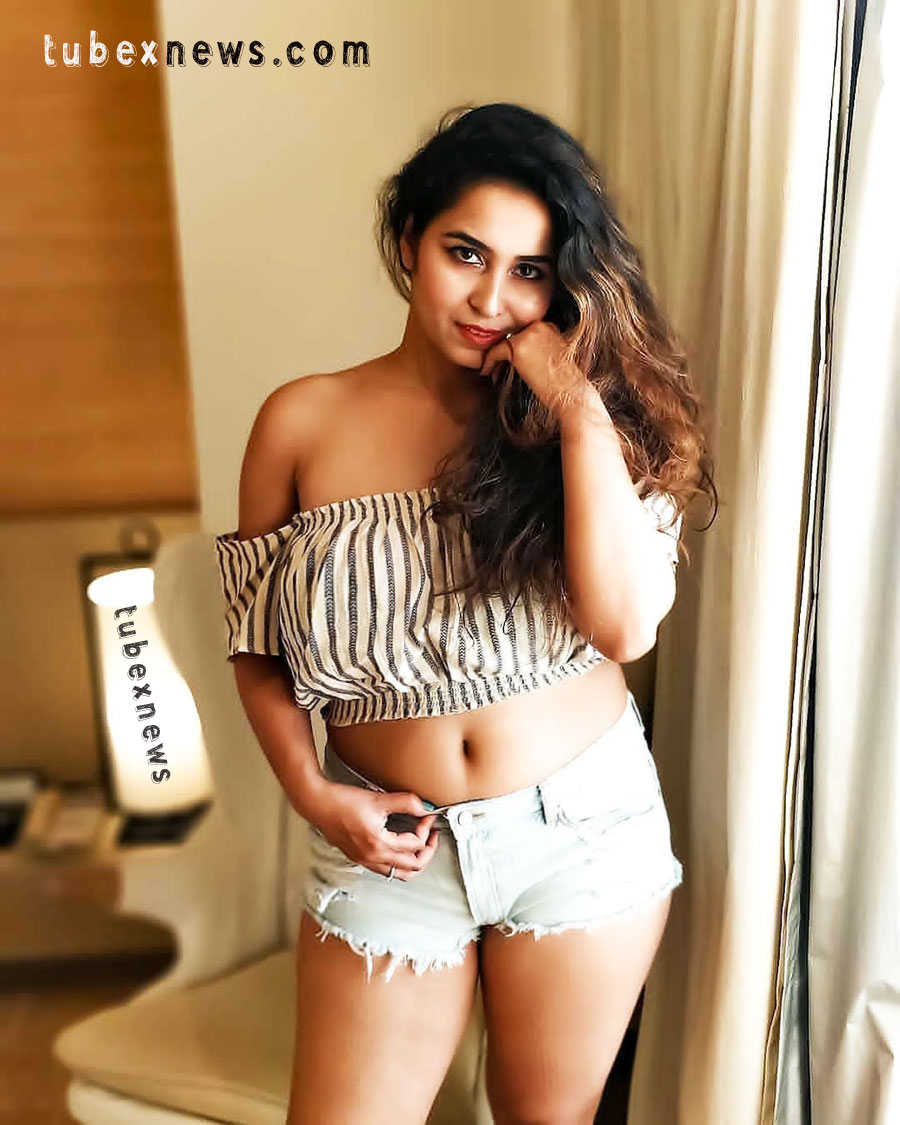 photo shoot girl model in jean shorts Striped Top