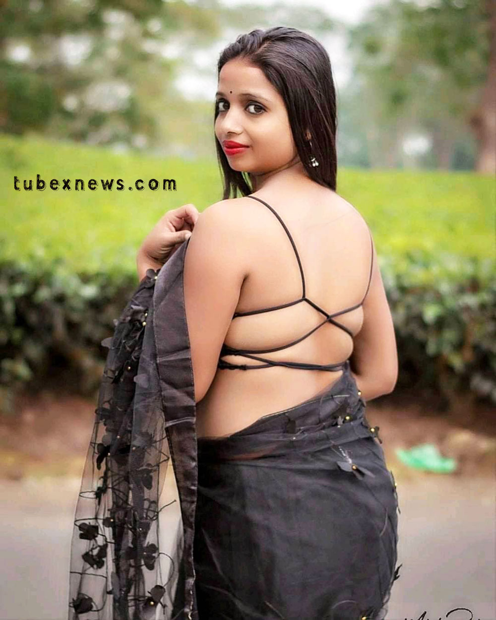 vinni black net saree backless blouse back pose
