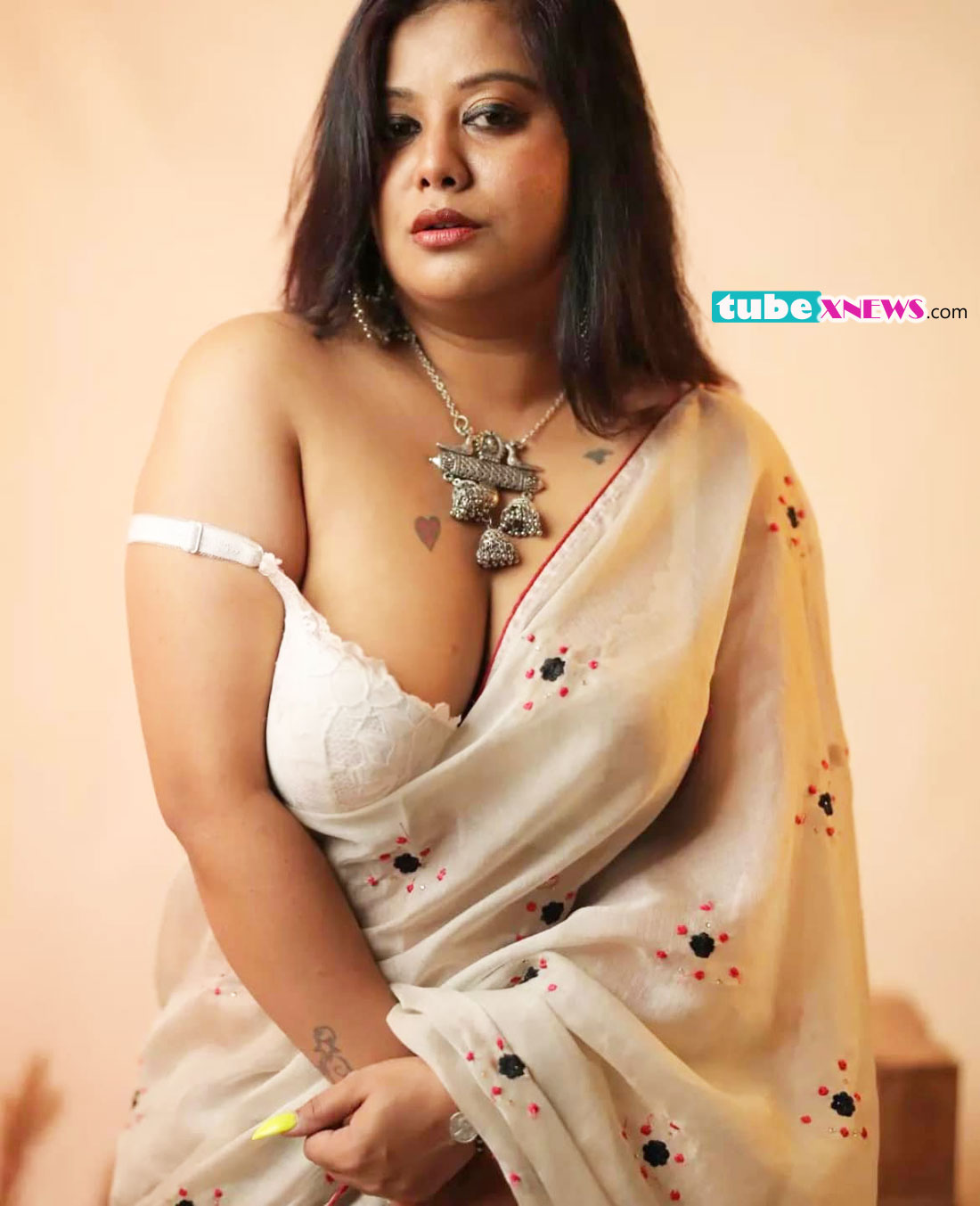 Bollywood's Insta model in cream saree blouse for pictures