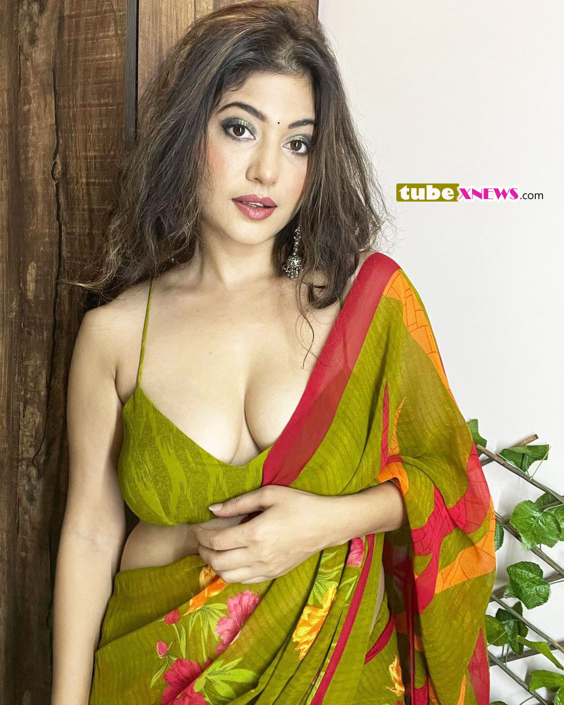 Bollywood Insta Lovely model in green saree with pretty blouse for pictures